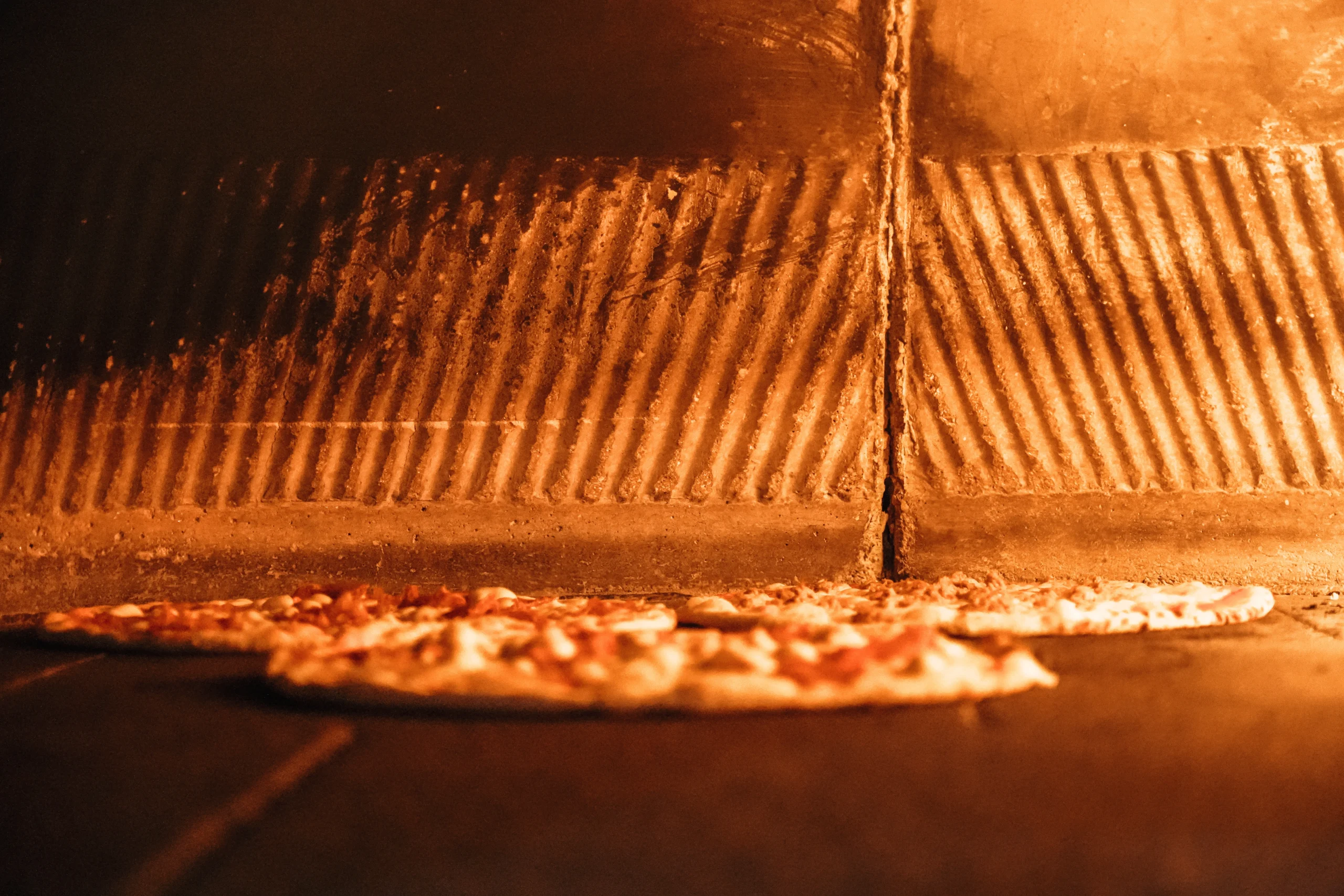 Pizza cotta nel forno a legna: cosa la rende davvero diversa?